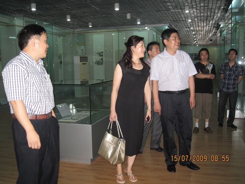 1454467661846553.jpg 王玉華在蘇華的陪同下參觀德陽(yáng)現(xiàn)代美術(shù)館.JPG