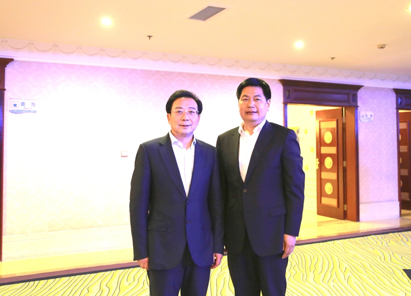 1460944804863199.jpg 德陽市委書記蒲波與四川現(xiàn)代教育集團董事長蘇華親切合影_副本.jpg