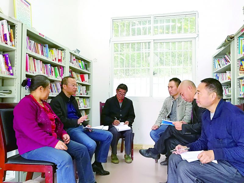 1512612880719722.jpg 中江職中:密切關(guān)注十九大 共商脫貧致富之策.jpg