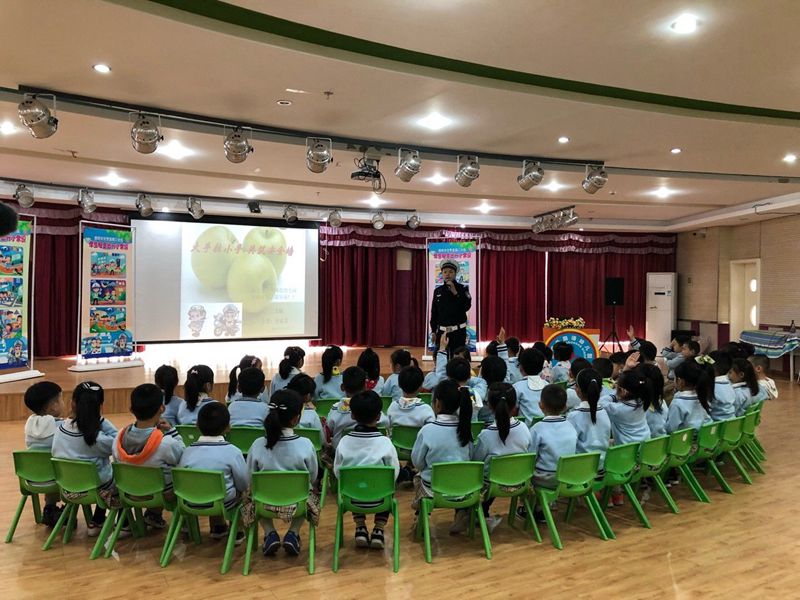 1523155571503563.jpg 德外幼兒園開展“大手拉小手 共筑安全墻”活動_副本.jpg