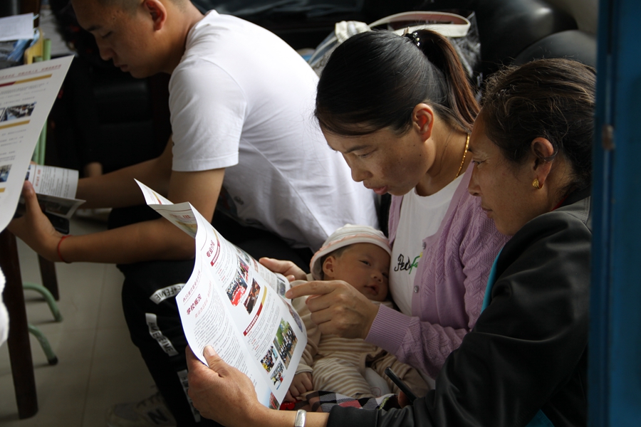 1531362487576263.jpg 圖5:新生家長認(rèn)真了解專業(yè)信息.JPG