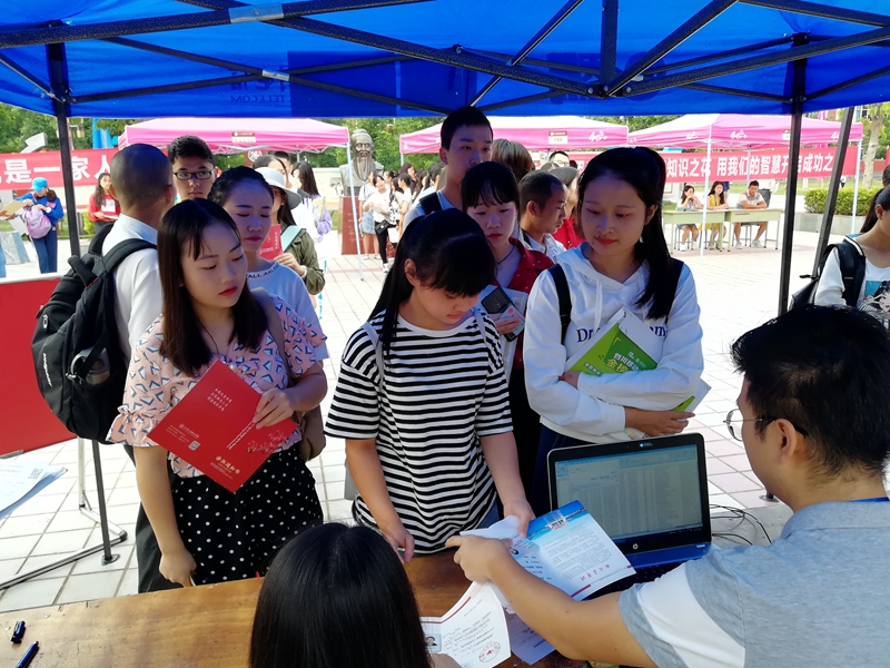 1535511782766805.jpg 圖3:新生入學(xué)資格審核現(xiàn)場.jpg