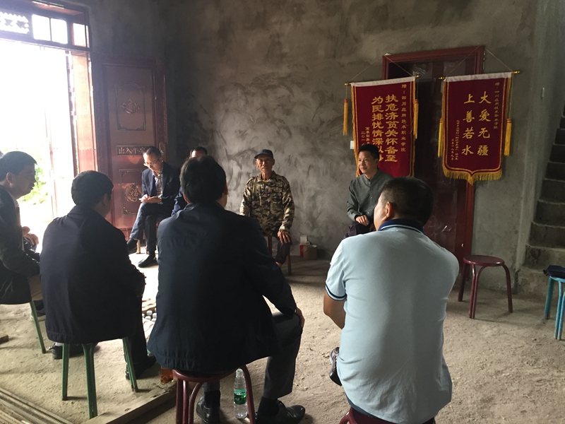 1537861271106796.jpg 四川應(yīng)用技術(shù)職業(yè)學(xué)院深入開(kāi)展精準(zhǔn)扶貧工作_副本.jpg