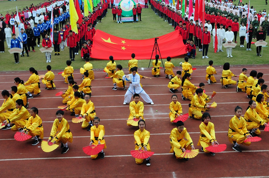 1541402475832572.jpg 德外舉行第十六屆體育文化藝術(shù)節(jié)暨第十九屆秋季運(yùn)動會_副本.jpg