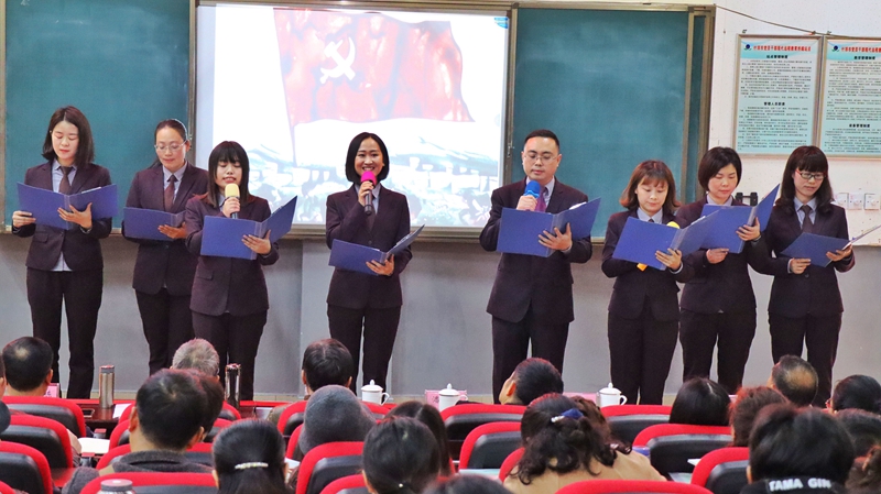 1544685862810869.jpg 德陽市校園文學(xué)社團(tuán)建設(shè)經(jīng)驗(yàn)交流暨2018年年會(huì)召開.jpg