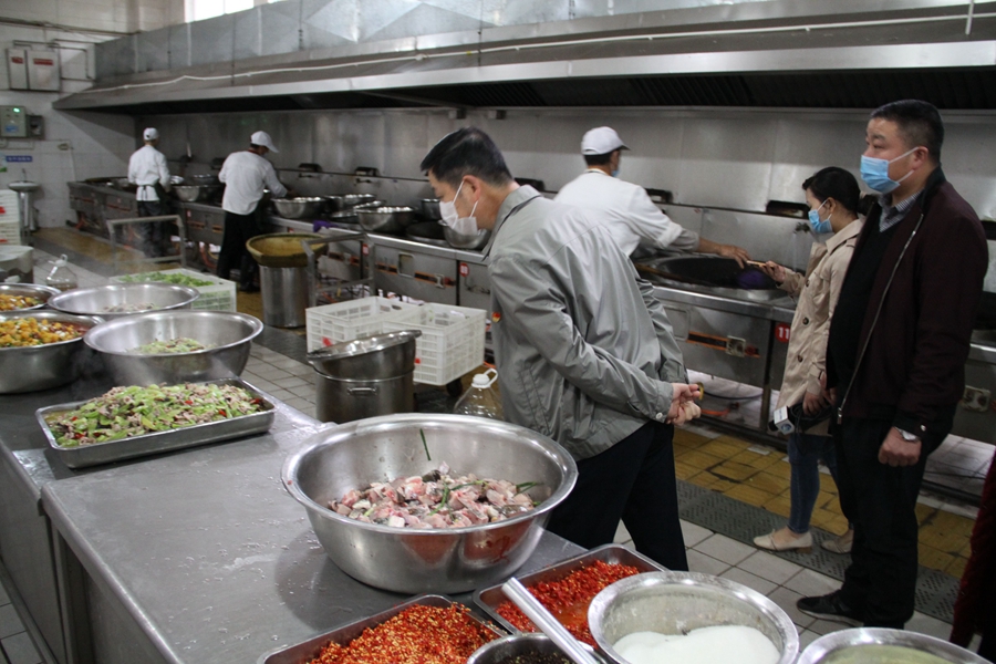 1552618549999180.jpg 西昌市委常委唐軍調(diào)研四川應(yīng)用技術(shù)職業(yè)學院食品衛(wèi)生安全工作.jpg