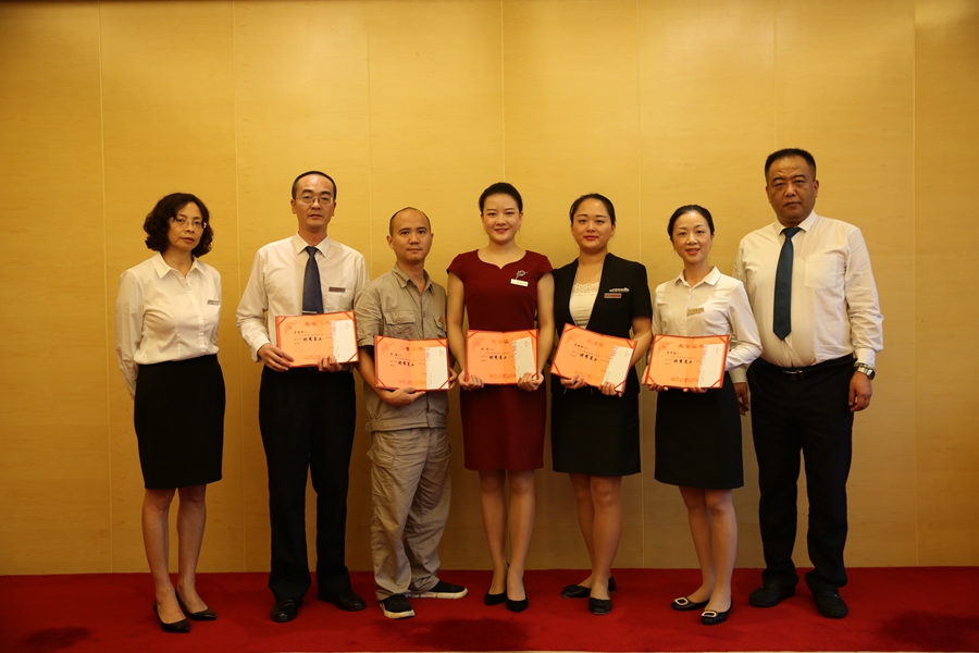 1571106659657842.jpg 蜀徽大酒店舉行2018—2019年度集團優(yōu)秀員工頒獎儀式.jpg