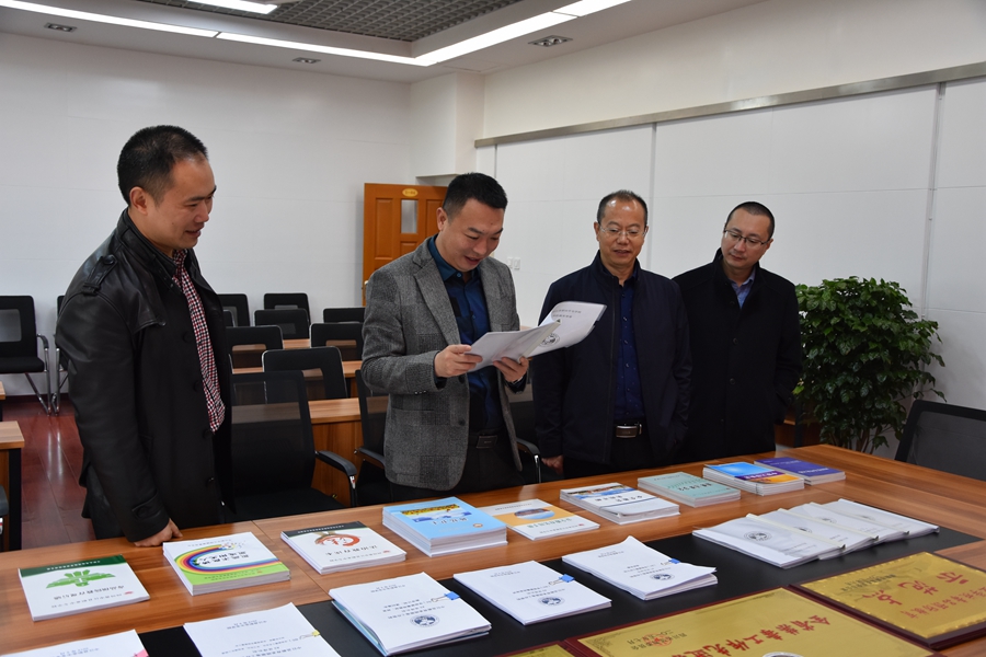 1574215154848956.jpg 中江縣領(lǐng)導(dǎo)到中江職中檢查指導(dǎo)毒品預(yù)防教育工作.JPG