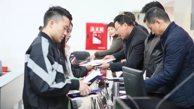 1640916248918367.jpg 學(xué)校領(lǐng)導(dǎo)為獲獎(jiǎng)學(xué)生頒獎(jiǎng).jpg