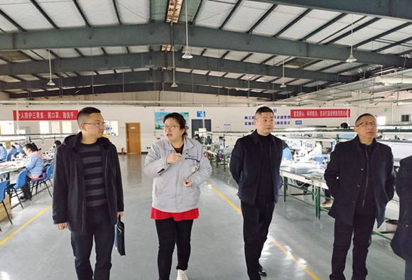 1646874684835054.jpg 深入企業(yè)考察 鋪平學生本地就業(yè)路2_副本.jpg