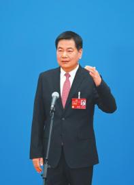 3月7日，“委員通道”集體采訪活動(dòng)上，住川全國政協(xié)委員蘇華接受媒體采訪。 　　新華社記者 陳曄華 攝.jpg