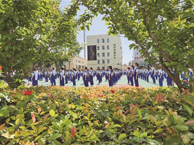 靈寶職業(yè)中等學校的學生正在學校操場上做著體操。調(diào)研組成員們被這些祖國花朵們釋放出的朝氣蓬勃的精氣神所打動。本報特邀委員記者 黃宇光 攝.jpg