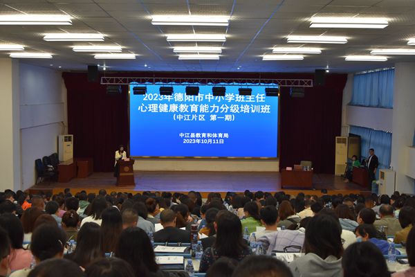 1697763918438680.jpg 以愛(ài)育心,為愛(ài)賦能.jpg