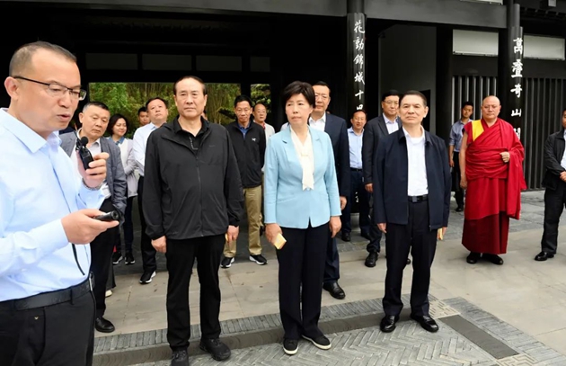 考察組在世園會(huì)主會(huì)場中華園藝展區(qū)成都園聽取有關(guān)情況介紹。記者 姜寒冬 攝.jpg