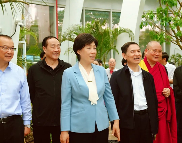 考察組在世園會(huì)主會(huì)場植物館考察展陳情況。記者 姜寒冬 攝.jpg